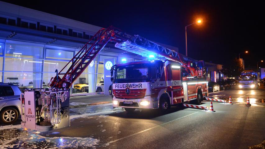Autohaus in Flammen: Nürnberger Feuerwehr im Großeinsatz