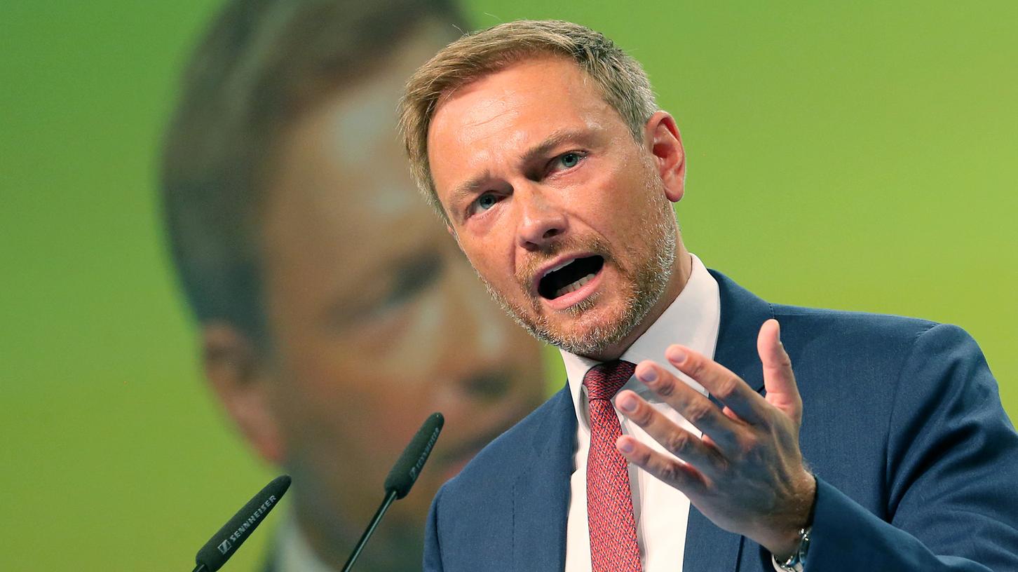 Der FDP-Vorsitzende Christian Lindner fordert, dass der Bund seinen zuletzt erzielten Milliardenüberschuss eins zu eins an die Bürger zurückzahlt - das wären nach seiner Rechnung 125 Euro pro Kopf.