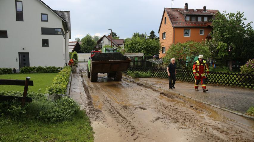 Nach Platzregen: Straße in Gefrees mit Schlamm überschwemmt