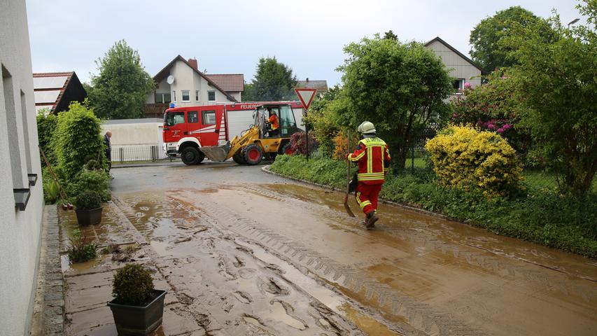 Nach Platzregen: Straße in Gefrees mit Schlamm überschwemmt