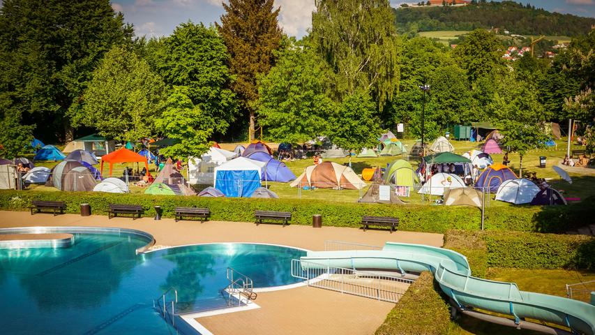 Camping im Freibad: Erstmalig durften Heimspiel-Besucher das  Gelände des Limesbades zum Übernachten nutzen. Das Kinderbecken diente vielen als Chill-Out-Area.