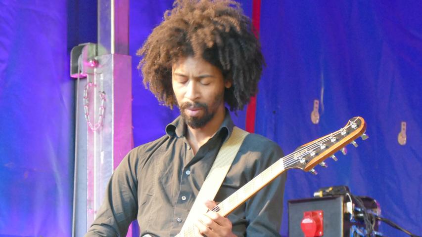 Bluesige und jazzige Riffs und ein Frontmann, der nicht nur optisch an Bob Marley erinnert: So präsentierten sich „Filistine“ aus Neumarkt