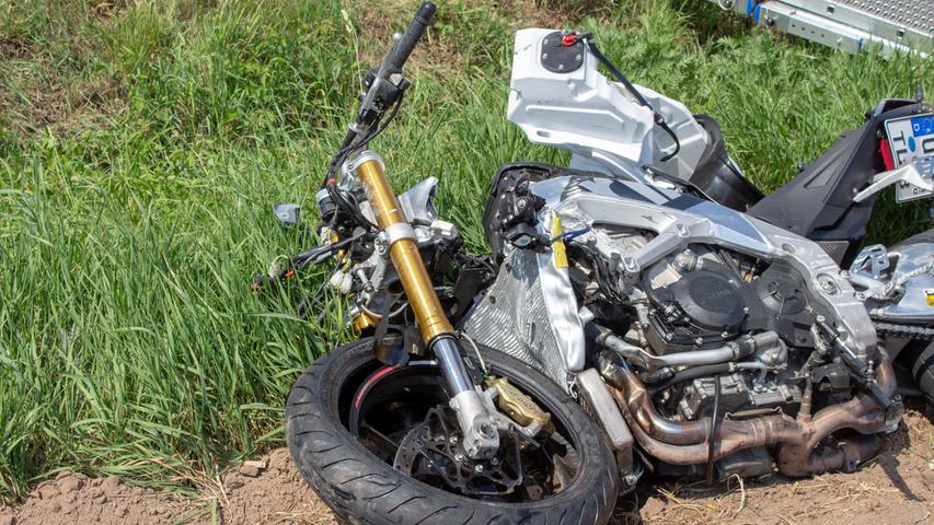 Nach Überholvorgang: Motorradfahrer stirbt bei Seukendorf