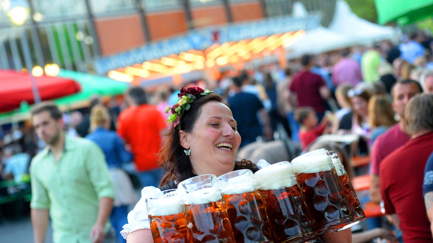 Grund zur Freude für ausgetrocknete Kehlen: Die Maß Gansl-Bier kostet am Neumarkter Frühlingsfest nur 7,80 Euro.