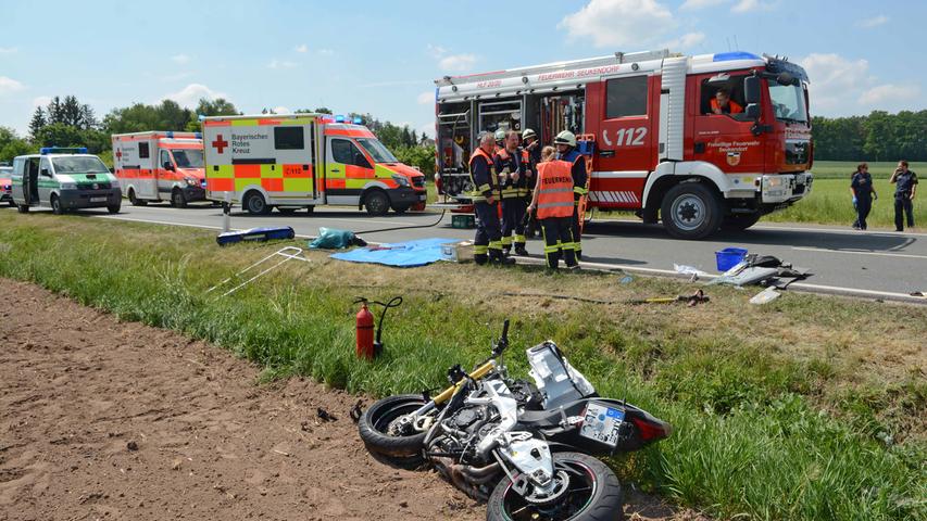 Nach Überholvorgang: Motorradfahrer stirbt bei Seukendorf 