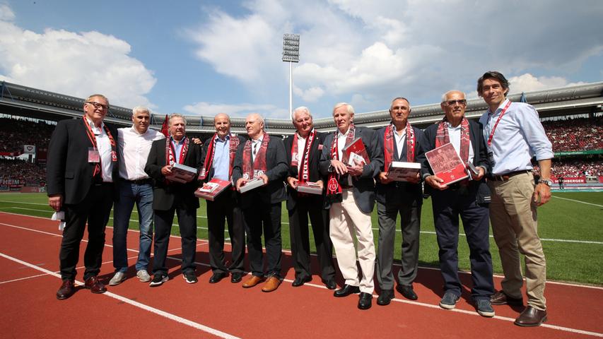 ... diesen Herren? 50 Jahre ist die letzte Deutsche Meisterschaft des FCN her und der Verein nahm das zum Anlass, seine Helden von damals nochmals ausgiebig zu ehren.