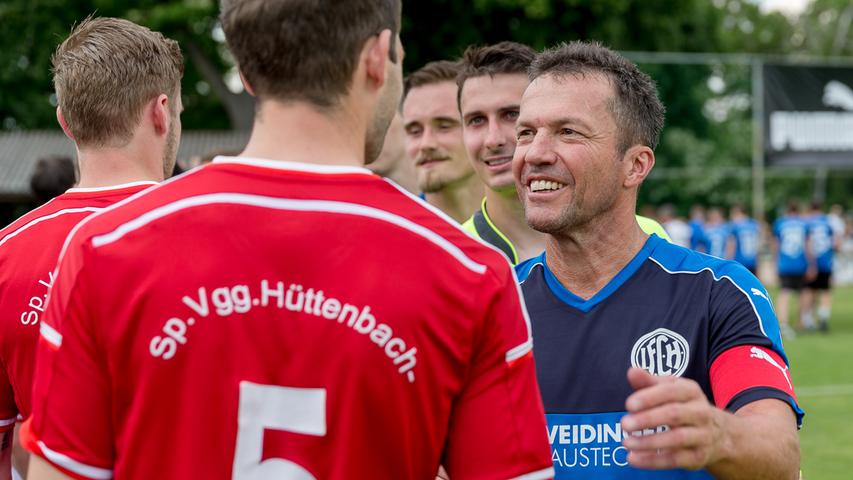2018 feierte Lothar Matthäus dann sein Comeback auf dem Fußballplatz. In der Bezirkliga schlug sich der Weltmeister auf Seiten des bereits als Meister feststehenden 1. FC Herzogenaurach gegen die SpVgg Hüttenbach gut und nahm sich danach noch Zeit für Interviews und seine Fans.
