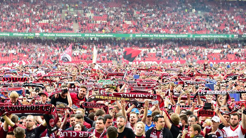 13.05.2018 --- Fussball --- Saison 2017 2018 --- 2. Fussball - Bundesliga --- 34. Spieltag: 1. FC Nürnberg Nuernberg FCN ( Club ) - Fortuna Düsseldorf 95 F95 --- Foto: Sport-/Pressefoto Wolfgang Zink / OGo --- ..Mannschaft Team feiert mit Fans