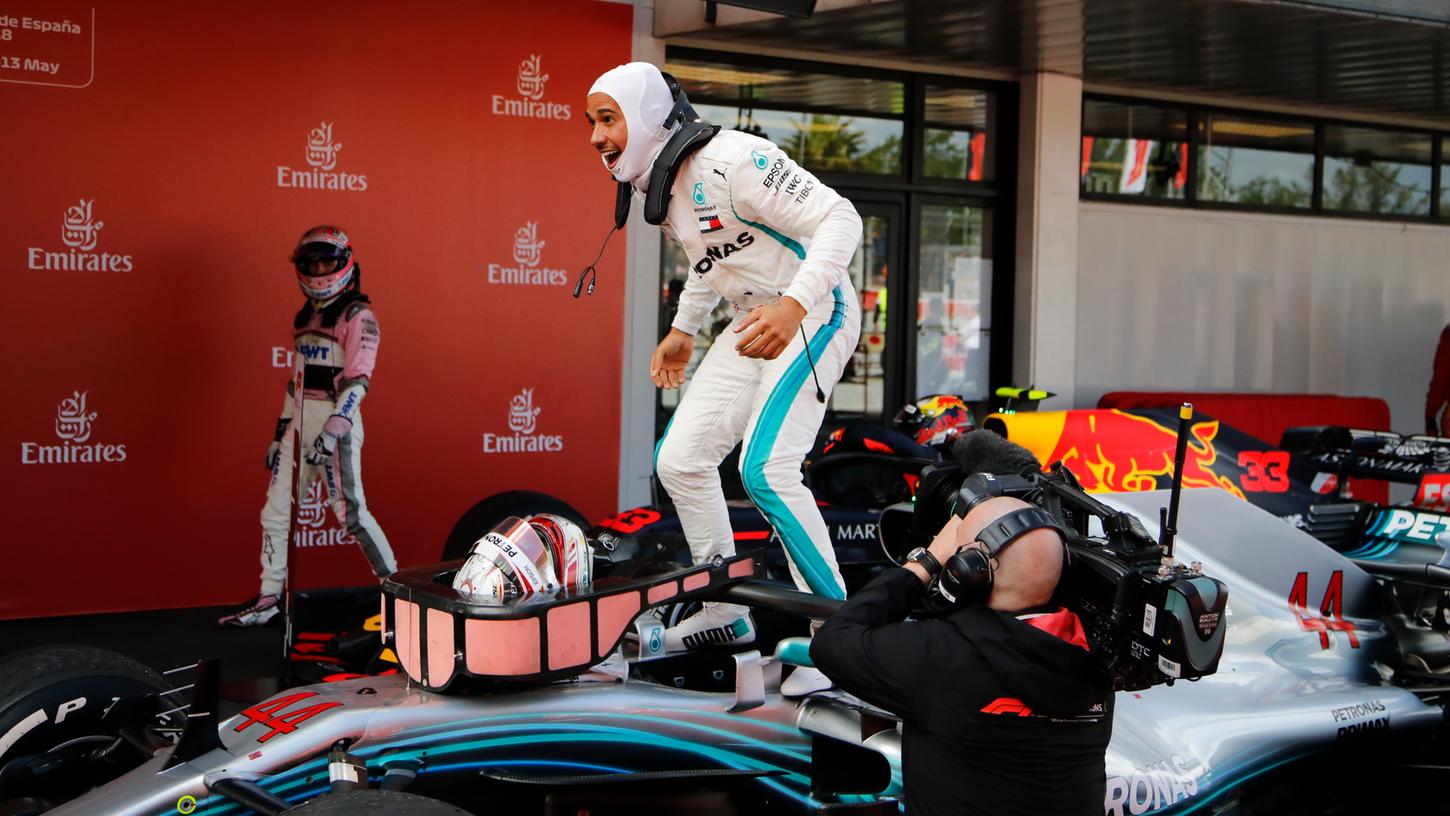 So sieht ein Sieger aus: Lewis Hamilton freut sich über seinen Triumph in Barcelona.