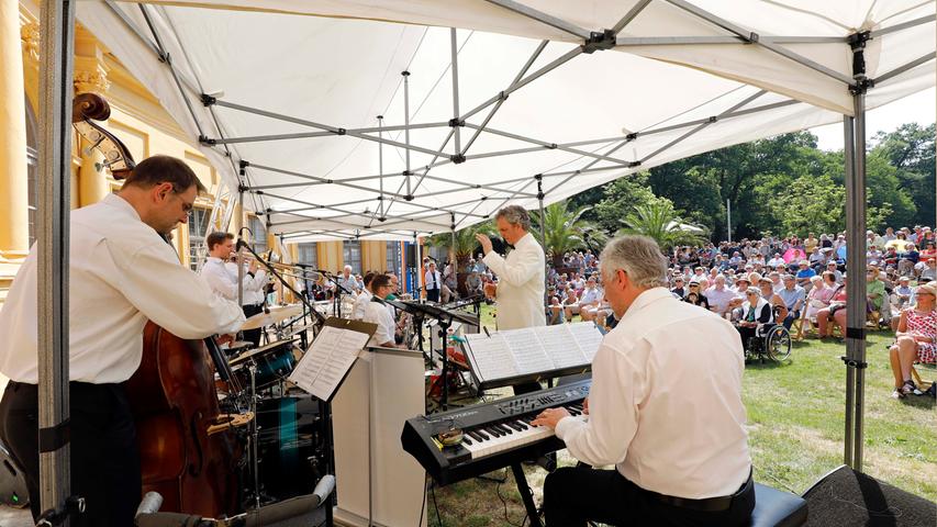 Schlossgartenkonzerte in Erlangen: Revueorchester begeistert Zuschauer 