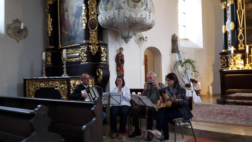 Am vergangenen Mittwoch gab es in der Treuchtlinger Lambertuskirche eine Premiere: Die zweite Besondere Maiandacht in diesem Jahr wurde zum ersten Mal von der Familenmusik Baum musikalisch - mit Akkordeon, Flöte, Gitarre, Mundharmonika und Okarina gestaltet. Die Zuhörer waren davon offensichtlich recht angetan und spendeten zum Schluss reichlich Applaus. Am kommenden Mittwoch wird die Reihe fortgesetzt. Das Treuchtlinger Saitenduo ist mit instrumentalen Weisen auf der Zither dabei und in der letzten Besonderen Maiandacht am 23. Mai übernehmen die Pappenheimer Sunnasänger die musikalische Huldigung an die Gottesmutter Maria, die Patrona Bavariae. Beginn in der Lambertuskirche ist jeweils um 19 Uhr. Am vergangenen Mittwoch gab es in der Treuchtlinger Lambertuskirche eine Premiere: Die zweite Besondere Maiandacht in diesem Jahr wurde zum ersten Mal von der Familenmusik Baum musikalisch - mit Akkordeon, Flöte, Gitarre, Mundharmonika und Okarina gestaltet. Die Zuhörer waren davon offensichtlich recht angetan und spendeten zum Schluss reichlich Applaus. Am kommenden Mittwoch wird die Reihe fortgesetzt. Das Treuchtlinger Saitenduo ist mit instrumentalen Weisen auf der Zither dabei und in der letzten Besonderen Maiandacht am 23. Mai übernehmen die Pappenheimer Sunnasänger die musikalische Huldigung an die Gottesmutter Maria, die Patrona Bavariae. Beginn in der Lambertuskirche ist jeweils um 19 Uhr.