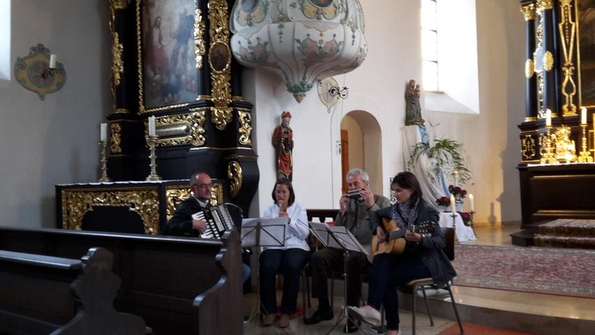 Am vergangenen Mittwoch gab es in der Treuchtlinger Lambertuskirche eine Premiere: Die zweite Besondere Maiandacht in diesem Jahr wurde zum ersten Mal von der Familenmusik Baum musikalisch - mit Akkordeon, Flöte, Gitarre, Mundharmonika und Okarina gestaltet. Die Zuhörer waren davon offensichtlich recht angetan und spendeten zum Schluss reichlich Applaus. Am kommenden Mittwoch wird die Reihe fortgesetzt. Das Treuchtlinger Saitenduo ist mit instrumentalen Weisen auf der Zither dabei und in der letzten Besonderen Maiandacht am 23. Mai übernehmen die Pappenheimer Sunnasänger die musikalische Huldigung an die Gottesmutter Maria, die Patrona Bavariae. Beginn in der Lambertuskirche ist jeweils um 19 Uhr.