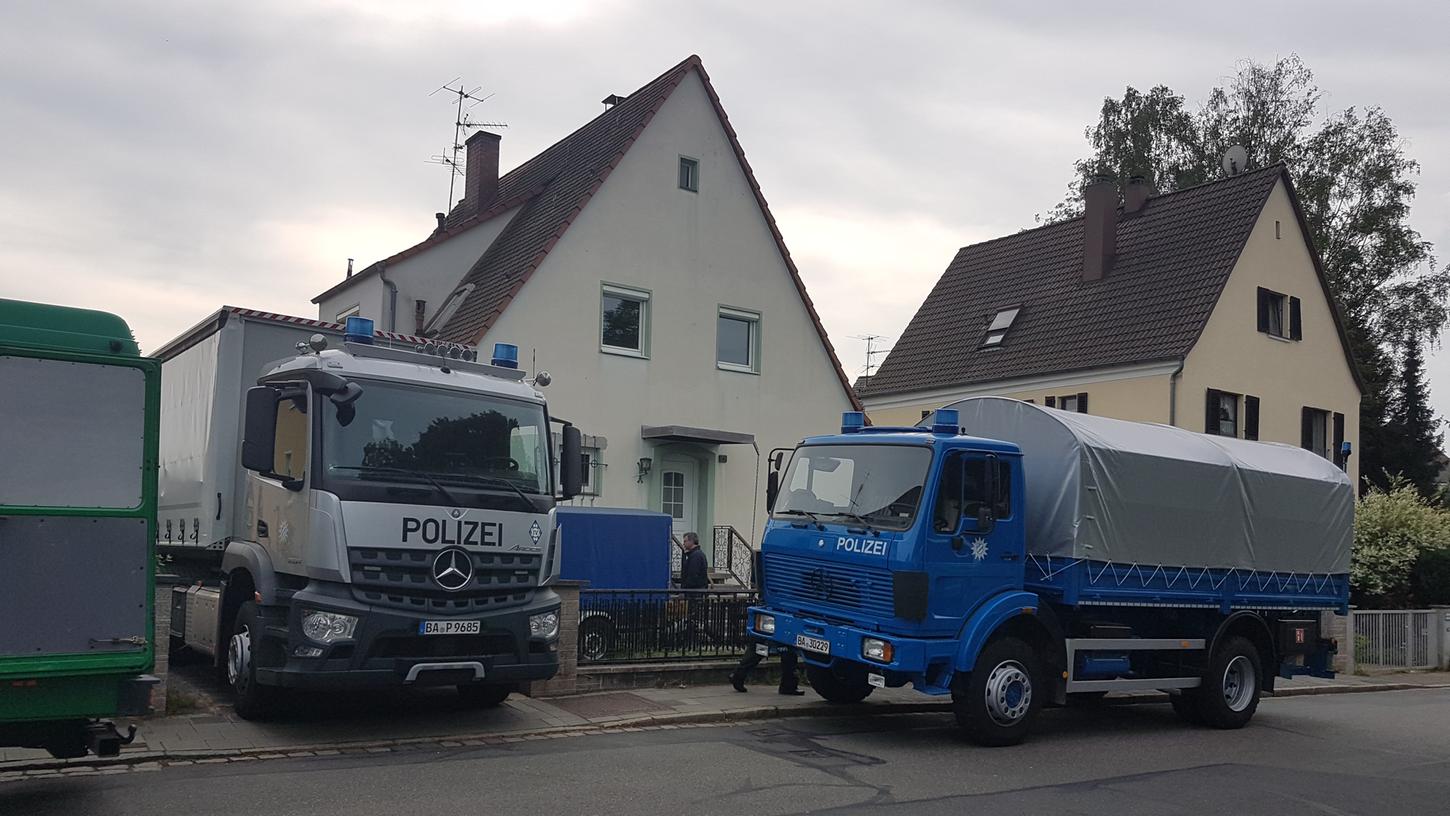 Polizisten durchsuchen aktuell das Anwesen in Fischbach, in dem die vermisste Postbotin Heidi D. wohnte.