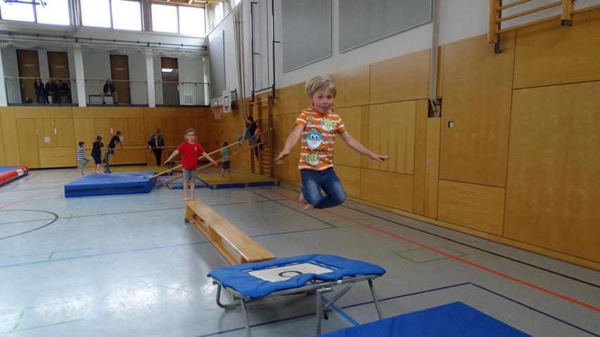Schulfest an der Grundschule Süd in Gunzenhausen: Mit Schwung und Schmackes Anlauf nehmen, aufs Trampolin springen und schon hebt der kleine Mann ab.