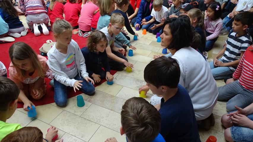 Schwungvoll und rhythmisch musizierten die Kinder mit Plastikbechern.