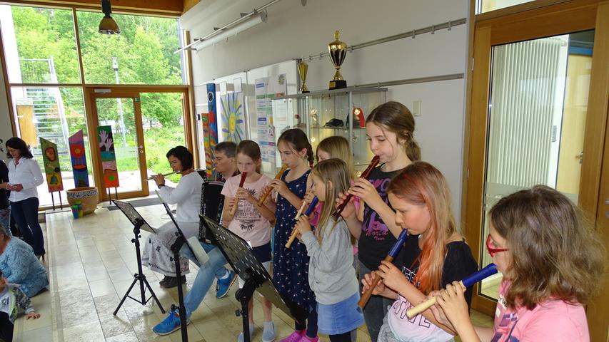 Flötengruppe und Akkordeonspieler zeigten ihre musikalischen Fähigkeiten.