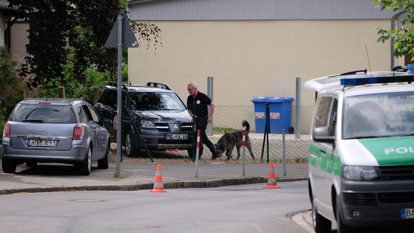 Mit speziellen Hunden durchkämmt die Polizei das Areal in Fischbach.