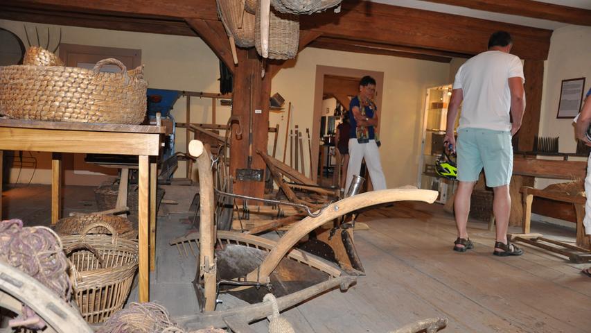 Mit  Geräten wie diesen, wie sie im Merkendorfer Heimatmuseum zu sehen sind, war Landwirtschaft noch echte Knochenarbeit.
