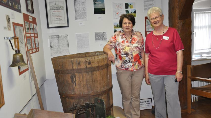 Helene Kreuzer (links) und Herta Wagenpfeil betreuen das Merkendorfer Heimatmuseum seit zehn Jahren.