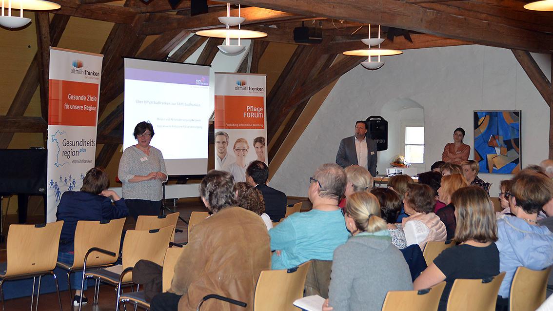 Ulrike Haarmann, pflegerische Leiterin des SAPV-Teams, referiert über das Angebot der spezialisierten ambulanten Palliativversorgung in Altmühlfranken. Ulrike Haarmann, pflegerische Leiterin des SAPV-Teams, referiert über das Angebot der spezialisierten ambulanten Palliativversorgung in Altmühlfranken.
