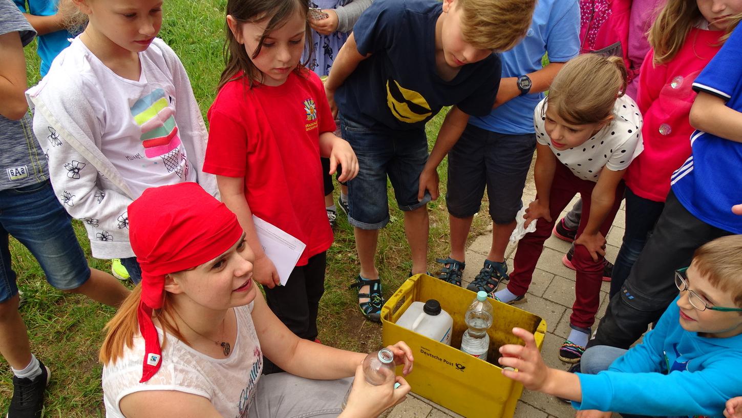 Hanna Lepp, FSJlerin an der Grundschule Süd, probierte sich als Feuerschluckerin. Hier erklärt sie den Kindern, worauf bei diesem Experiment zu achten ist. Hanna Lepp, FSJlerin an der Grundschule Süd, probierte sich als Feuerschluckerin. Hier erklärt sie den Kindern, worauf bei diesem Experiment zu achten ist.