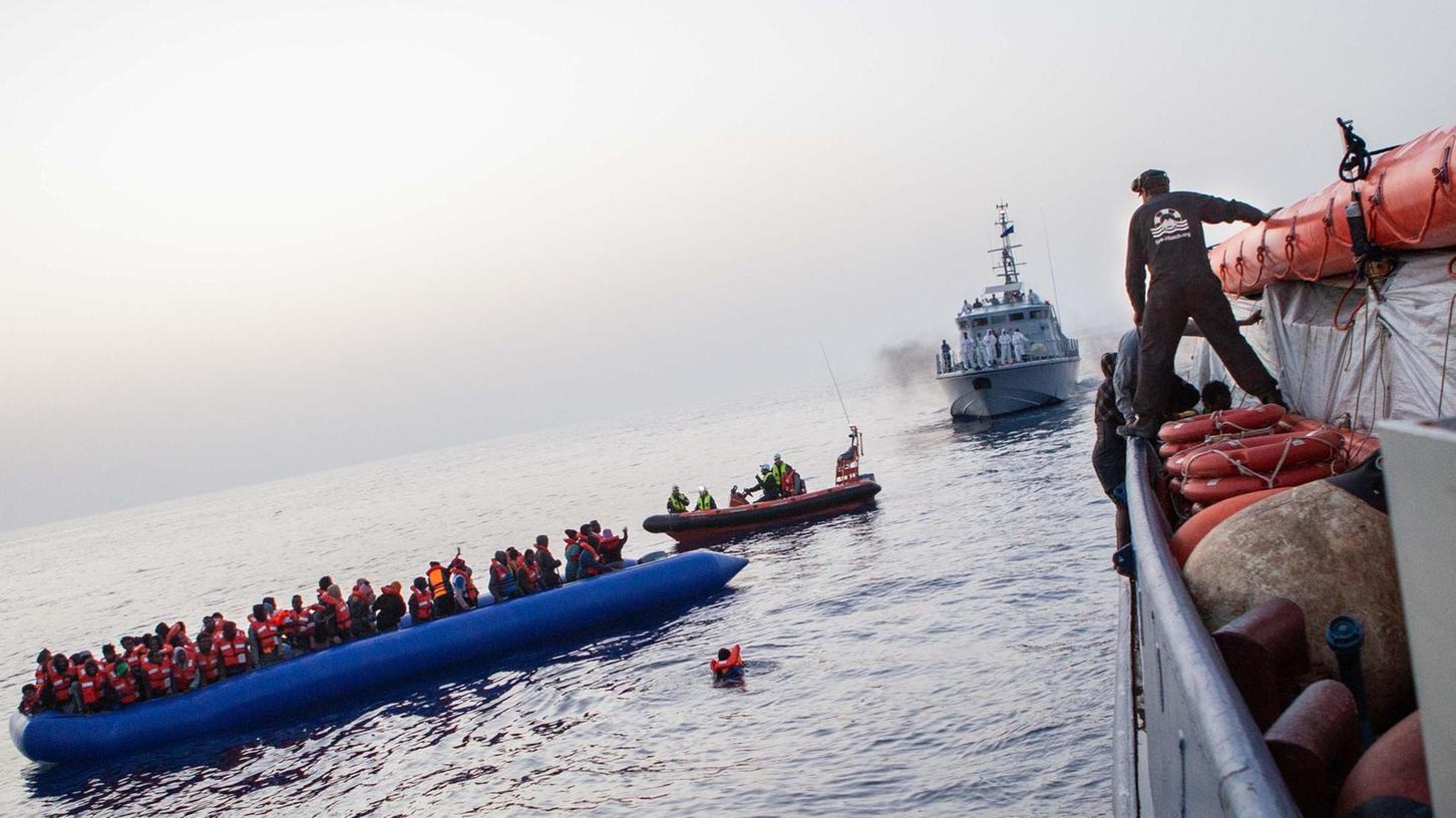 Überfüllte Schlauchboote und Menschen, deren Gesichter von Angst, Not und Entbehrungen zeugen: Der Verein Sea Watch rettet Flüchtlinge vor der libyschen Küste aus dem Mittelmeer.