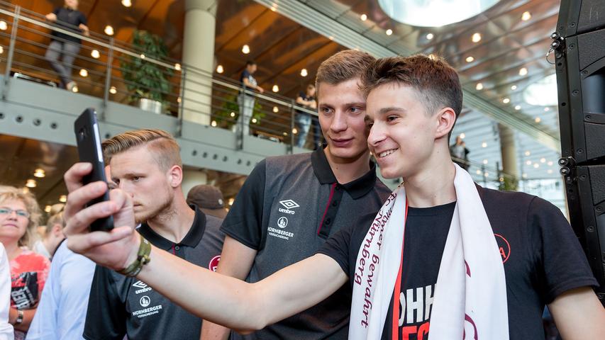 Selfies mit Aufsteigern: FCN besucht Nürnberger Versicherung