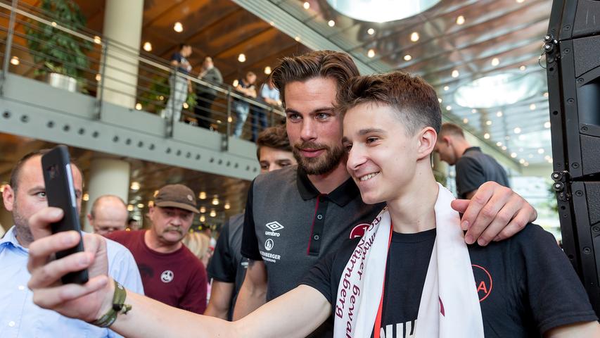 Selfies mit Aufsteigern: FCN besucht Nürnberger Versicherung