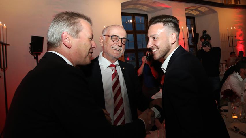 Mittelfeldspieler Kevin Möhwald nimmt von Maly die Glückwünsche entgegen, Günther Koch, Mitglied des Aufsichtsrats, ist ebenfalls erfreut.