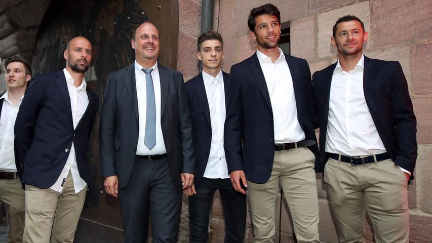 So sehen Aufsteiger aus: Dennis Lippert, Miso Brecko, Lucas Hufnagel, Lukas Mühl und Laszlo Sepsi (von links), dazwischen hat sich Bürgermeister Vogel platziert.