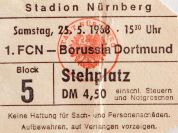 4,50 Mark kostete damals eine Eintrittskarte (Stehplatz), um beim letzten Saisonspiel gegen Dortmund dabei zu sein.