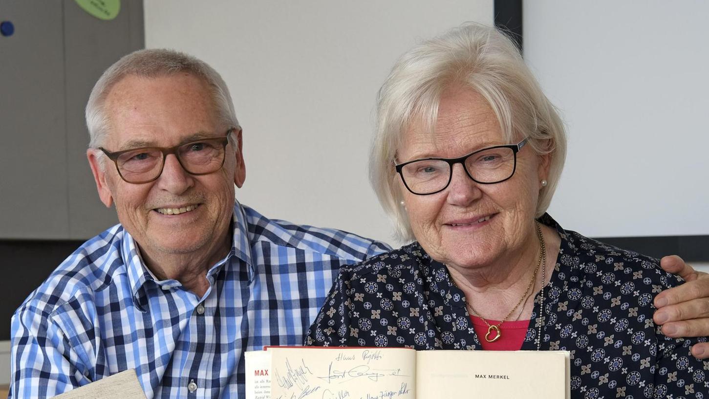 Das Ehepaar Gabriel und Gertraud Reicher hat aus dem Nachlass des ehemaligen Platzwarts Hans Meyer das Buch von Max Merkel "Mit Zuckerbrot und Peitsche" aufgehoben.