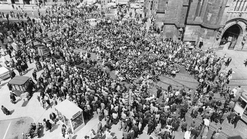 13 Uhr: Vor der Lorenzkirche setzen sich Studenten und Schüler auf das Pflaster und blockieren 5 Minuten den Verkehr. Hier geht es zum Kalenderblatt vom 16. Mai 1968: Sitzstreik vor der Lorenzkirche