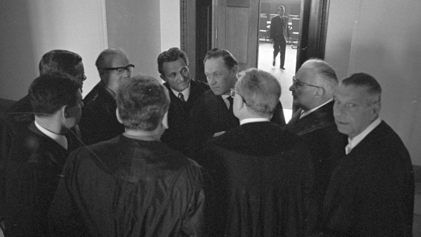 Vor Beginn der Verhandlung gegen die "Kettenschläger" treffen sich die Verteidiger vor dem Schwurgerichtssaal. Hier geht es zum Kalenderblatt vom 17. Mai 1968: Streit wurde mit Gewalt vergolten
