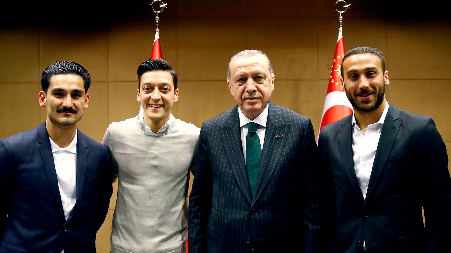 Die deutschen Fußball-Nationalspieler Mesut Özil und Ilkay Gündogan haben kurz vor der WM-Nominierung mit umstrittener Wahlkampfhilfe für den türkischen Präsidenten Recep Tayyip Erdogan für Aufsehen gesorgt.