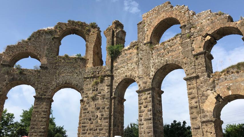 Wenige Autominuten von Belek tauchen die Relikte eines einst gigantischen Aquädukts aus der Römerzeit auf. Von den Ausläufern des nah gelegenen  Taurus-Gebirges floss das Wasser vor knapp 2000 Jahren bis in die Küstenregionen.