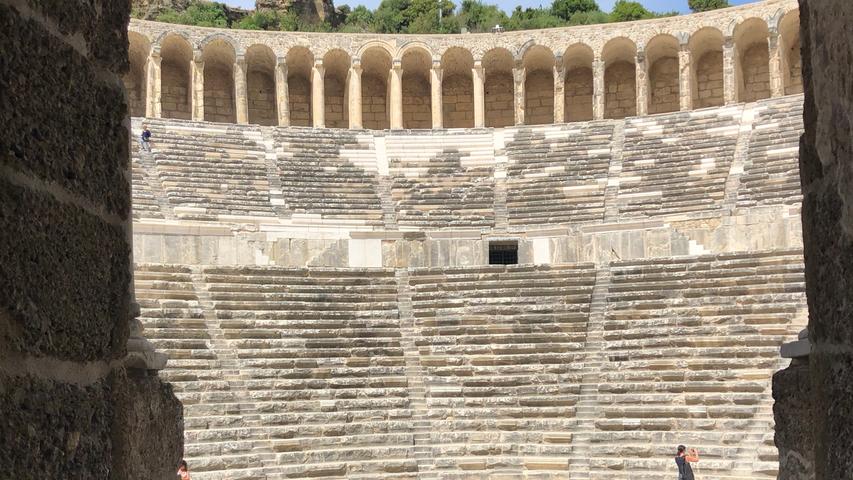 Ein echtes Juwel aus der Antike: Das Theater von Aspendos. Bis zu 13000 Besucher fanden dort einst Platz. Die Anlage hat die Jahrhunderte seit ihrer Errichtung erstaunlich gut überstanden. Ein Besuch lohnt unbedingt.