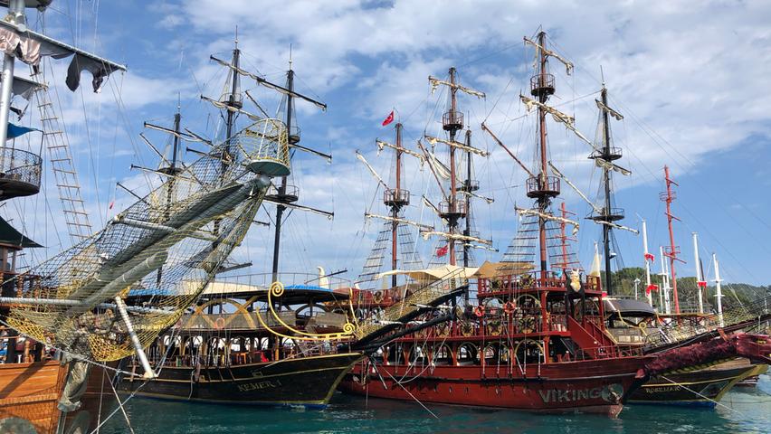 Fast wie eine Zeitreise: Im Hafen von Kemer warten nachgebaute Piratenschiffe auf die Ausflügler. An Bord werden wilde Schaumpartys gefeiert, laut und schrill.
