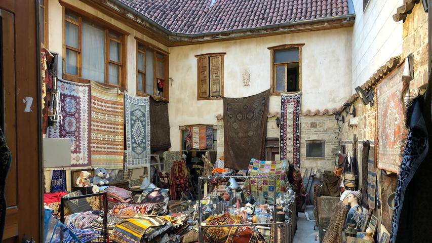 Das malerische Altstadtviertel von Antalya lockt Touristen unter anderem mit typisch türkischen Teppichhandlungen.