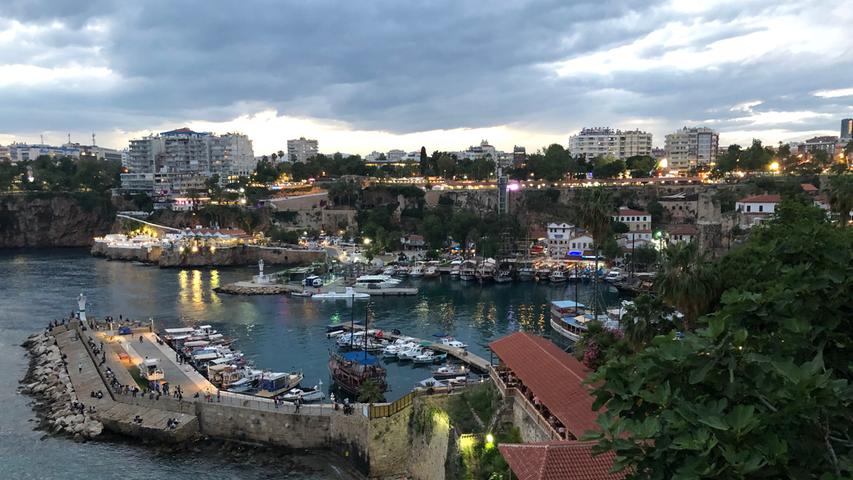 Blick auf den wunderschön gelegenen Hafen von Antalya. Vor allem am Abend, wenn die Sonne bereits  untergegangen ist, ein außergewöhnliches Erlebnis.