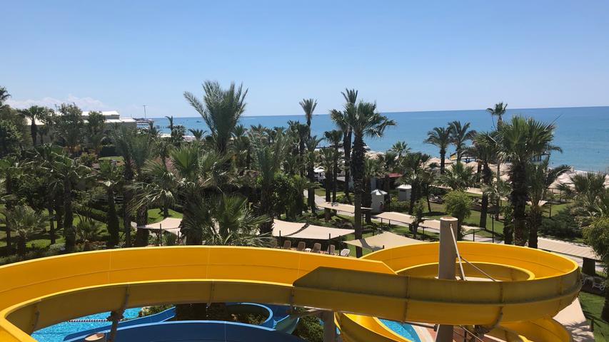 An der Rivieraküste reiht sich ein Hotel ans andere, wie der Blick vom Paloma Grida in die Nachbarschaft belegt.