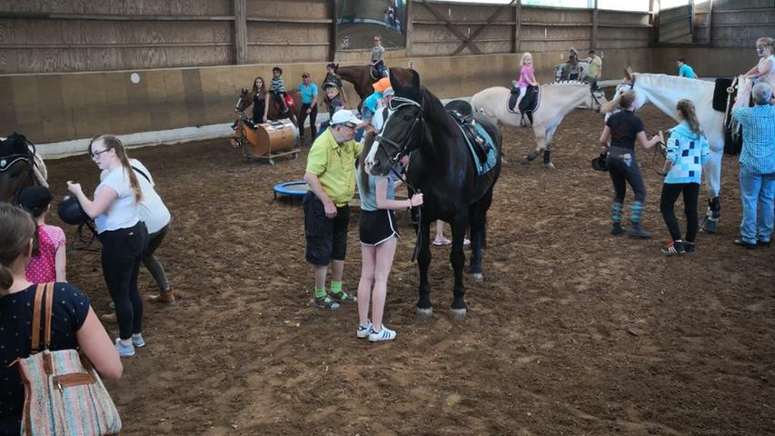 Zusammen mit rund 500 anderen Pfedersportvereinen bundesweit öffnete auch der Treuchtlingern Reitverein auf der Anlage in Gstadt die Stalltüren. Kleine und große Interessenten konnten so in die Welt der Pferde eintauchen und erleben, wie es in einem Reitverein „so zugeht“. An diesem Tag wurden dem Publikum unter anderem die Schulpferde beim Ablauf einer Bambini-Reitstunde, im Longierunterricht sowie beim Springtraining mit Reitlehrerin Susanne Fischerbauer vorgestellt. Beim geführten Kinderreiten gingen die Kleinen auf erste Tuchfühlung mit den Vierbeinern. Bei einem Preisrätsel galt es, Fragen richtig zu beantworten. Als Gewinne winkten Gratis-Reitstunden. Die Gewinner des Preisrätsels sind: Monika Vogel, Amelie Berthold, Eva Huzel, Sophie Huzel, Maya Zech und Leonhard Glas. Zusammen mit rund 500 anderen Pfedersportvereinen bundesweit öffnete auch der Treuchtlingern Reitverein auf der Anlage in Gstadt die Stalltüren. Kleine und große Interessenten konnten so in die Welt der Pferde eintauchen und erleben, wie es in einem Reitverein „so zugeht“. An diesem Tag wurden dem Publikum unter anderem die Schulpferde beim Ablauf einer Bambini-Reitstunde, im Longierunterricht sowie beim Springtraining mit Reitlehrerin Susanne Fischerbauer vorgestellt. Beim geführten Kinderreiten gingen die Kleinen auf erste Tuchfühlung mit den Vierbeinern. Bei einem Preisrätsel galt es, Fragen richtig zu beantworten. Als Gewinne winkten Gratis-Reitstunden. Die Gewinner des Preisrätsels sind: Monika Vogel, Amelie Berthold, Eva Huzel, Sophie Huzel, Maya Zech und Leonhard Glas.