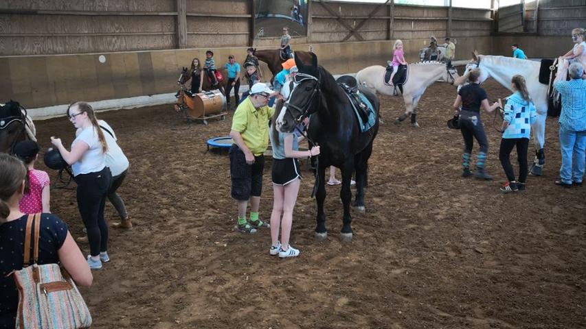 Zusammen mit rund 500 anderen Pfedersportvereinen bundesweit öffnete auch der Treuchtlingern Reitverein auf der Anlage in Gstadt die Stalltüren. Kleine und große Interessenten konnten so in die Welt der Pferde eintauchen und erleben, wie es in einem Reitverein „so zugeht“. An diesem Tag wurden dem Publikum unter anderem die Schulpferde beim Ablauf einer Bambini-Reitstunde, im Longierunterricht sowie beim Springtraining mit Reitlehrerin Susanne Fischerbauer vorgestellt. Beim geführten Kinderreiten gingen die Kleinen auf erste Tuchfühlung mit den Vierbeinern. Bei einem Preisrätsel galt es, Fragen richtig zu  beantworten. Als Gewinne winkten Gratis-Reitstunden.  Die Gewinner des Preisrätsels sind: Monika Vogel, Amelie Berthold, Eva Huzel, Sophie Huzel, Maya Zech und Leonhard Glas.