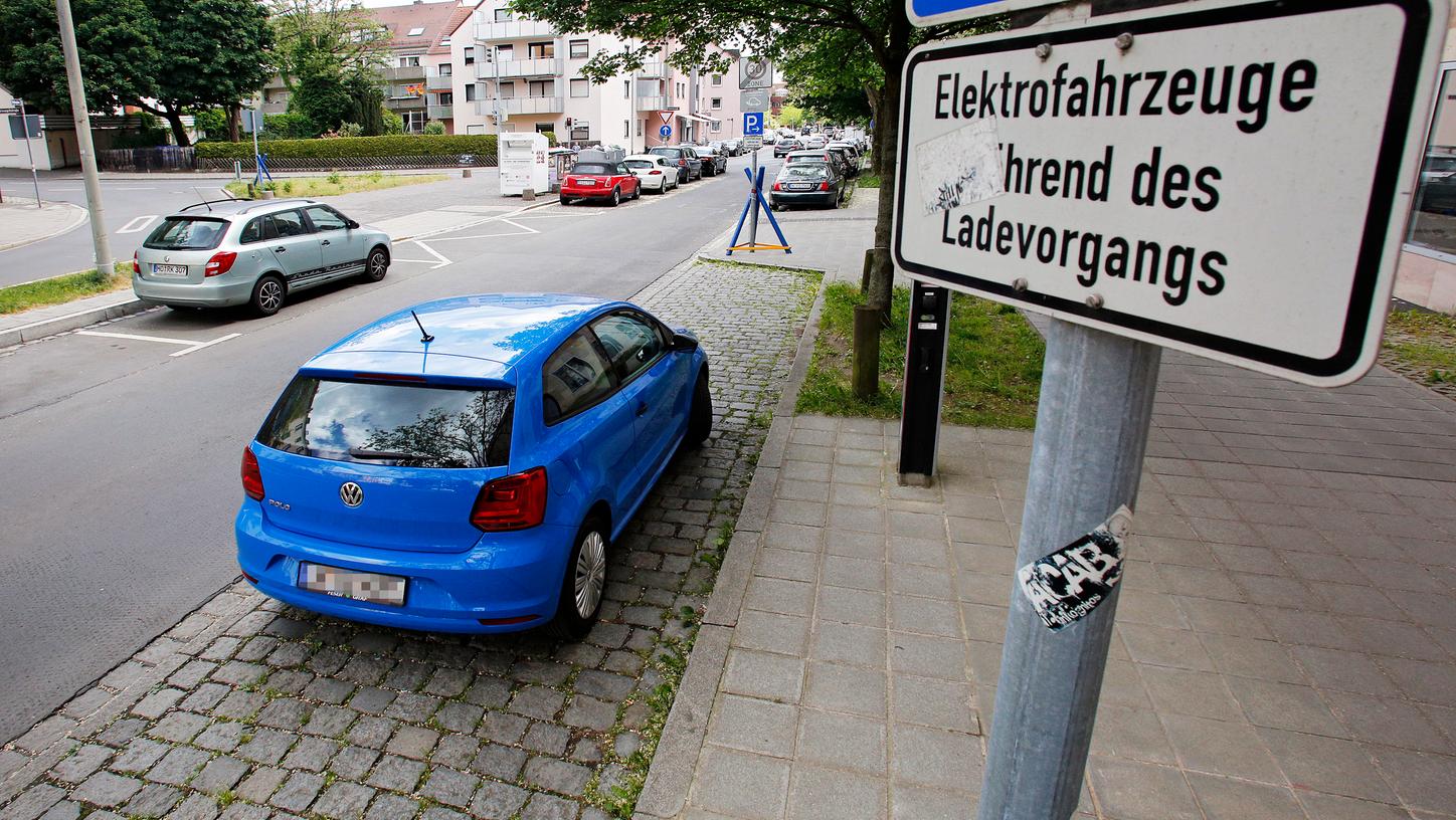 Ärger in Nürnberg: Falschparker stellen E-Ladesäulen zu