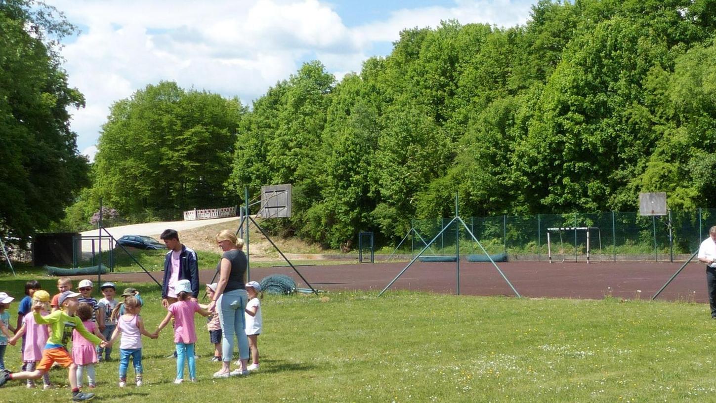 Kastl: Aus Schulsportplatz wird Polizeiparkplatz