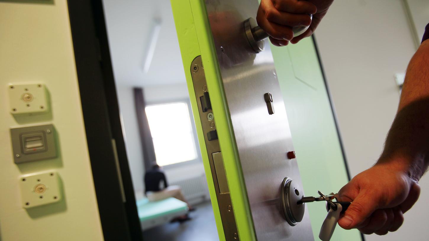 Ins Gefängnis: Der Angeklagte muss für ein Jahr und zehn Monate hinter Gitter. Ins Gefängnis: Der Angeklagte muss für ein Jahr und zehn Monate hinter Gitter.