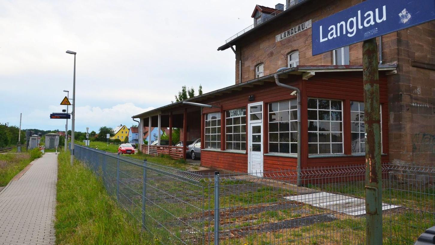 Der Bahnhof Langlau soll im Zuge der Reaktivierung der Hesselbergbahn ein zweites Gleis für Begegnungsverkehr erhalten.