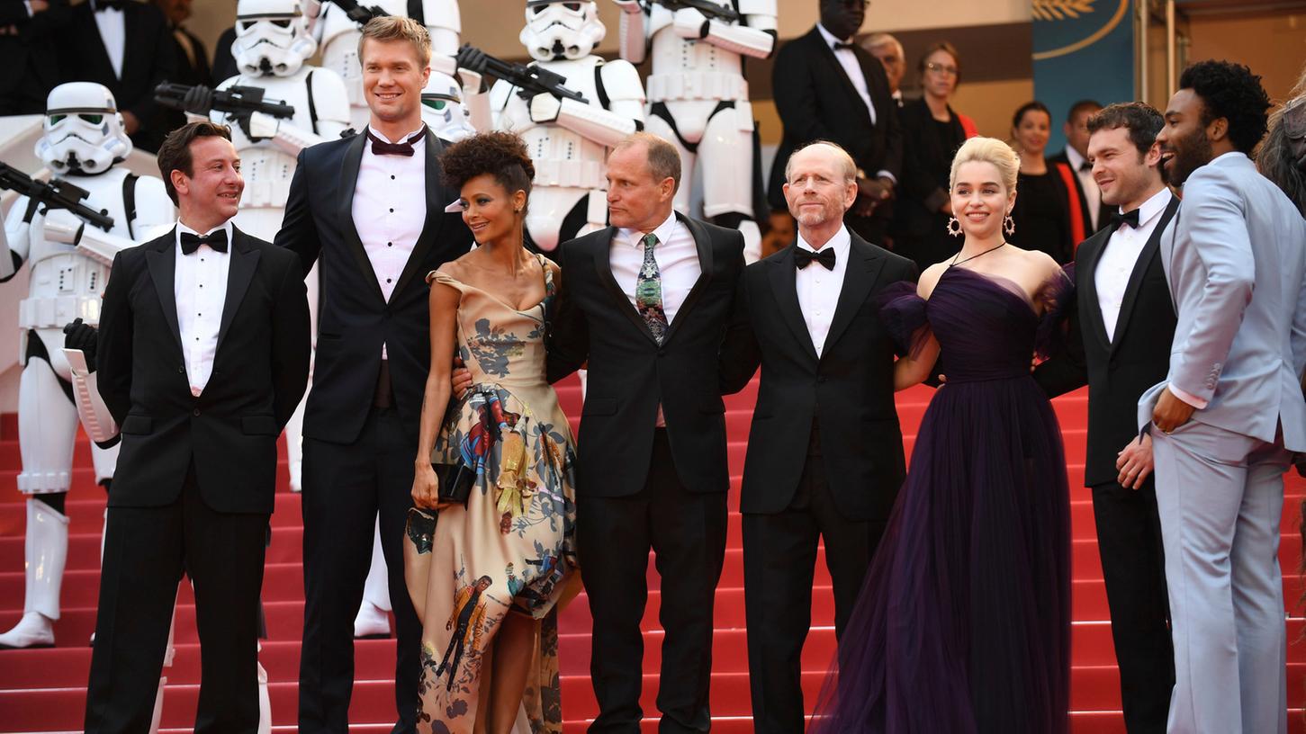 Die Schauspieler Donald Glover (r-l), Alden Ehrenreich, Emilia Clarke, Regisseur Ron Howard, Schauspieler Woody Harrelson, Thandie Newton, und Joonas Suotamo auf der Premiere des Films "Solo: A Star Wars Story" im Rahmen des 71. Filmfestivals in Cannes.