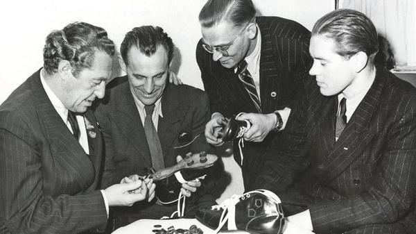 Die Puma-Techniker feilten immer weiter an den idealen Fußballschuhen.
