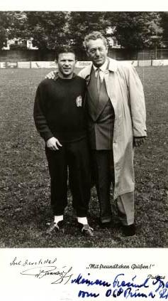 Auch 1954 bei der WM im Einsatz: Ferenc Puskas. Ungarns Weltstar ließ sich mit Puma-Chef Rudolf Dassler ablichten.